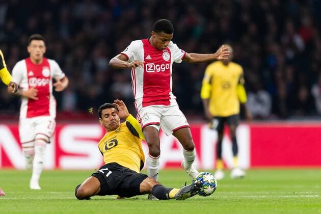 Amsterdam, Netherlands, 17.09.2019, UEFA Champions League - 2019 20 Season, Gruppe H, Ajax Amsterdam - OSC Lille, Benjamin Andre (Lille) und David Neres (Ajax) im zweikampf, battle for the ball ( Amsterdam Johan-Cruyff-Arena Netherlands eu-images-01061011513