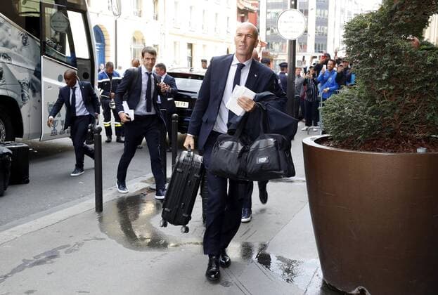 Llegada del Real Madrid a su hotel en Paris. En la imagen, Zidane. Real Madrid team arrives at the meeting hotel in Paris. In this picture, Zidane. 