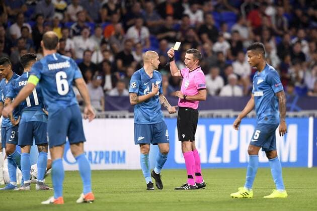 Michael Oliver (ARBITRE) - CARTON JAUNE FOOTBALL : Lyon vs Zenith Saint Petersbourg - Ligue des Champions - 17 09 2019 AnthonyBIBARD FEP Panoramic 