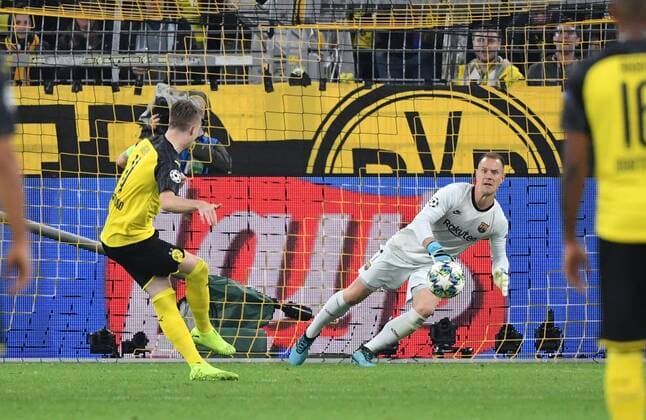 17.09.2019, Fussball, UEFA Champions League 2019 20, Vorrunde, 1. Spieltag, Borussia Dortmund - FC Barcelona, Barca Marco Reus (Borussia Dortmund) scheitert mit seinem Elfmeter ab Torwart Marc Andre ter Stegen, Marc-Andre ter Stegen (FC Barcelona)