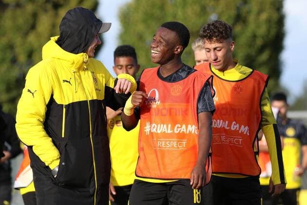Fußball UEFA Youth League 1. Spieltag Borussia Dortmund U19 - FC Barcelona, Barca U19 am 31.08.2019 im Fußballpark Hohenbuschei in Dortmund Niclas Knoop ( Dortmund ), links - Youssoufa Moukoko ( Dortmund ), mitte - Alaa Bakir ( Dortmund ), rechts *** Football UEFA Youth League 1 matchday Borussia Dortmund U19 FC Barcelona U19 on 31 08 2019 in the football park Hohenbuschei in Dortmund Niclas Knoop Dortmund , left Youssoufa Moukoko Dortmund , center Alaa Bakir Dortmund , right xHDx