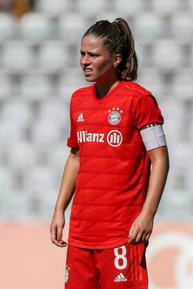Muenchen, Deutschland, 15.09.2019, Flyeralarm Frauen Bundesliga, 3. Spieltag, FC Bayern Muenchen - Bayer 04 Leverkusen, Melanie Leupolz (FCB) schaut, looks on ( Munich Staedtisches Stadion an der Gruenwalder Strasse Bavaria Germany eu-images-01048-195472