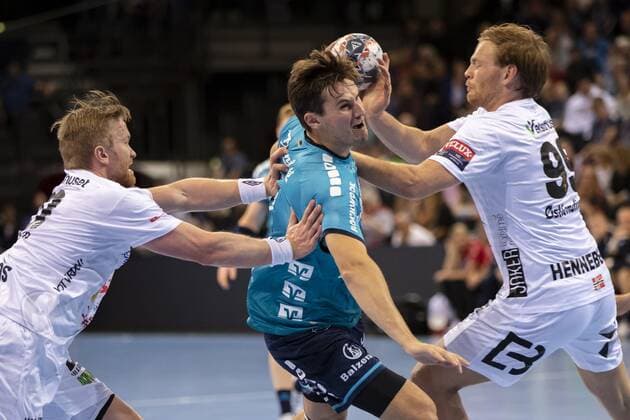 SG Flensburg-Handewitt vs Elverum Handball, Handball, EHF Champions League Gruppenphase, 18.09.19 Magnus Roed (SG Flensburg-Handewitt, 77) gegen Magnus Fredriksen (Elverum Handball, 23) und Sebastian Henneberg (Elverum Handball, ) Copyright: xBEAUTIFULxSPORTS MarioxM.xKobergx