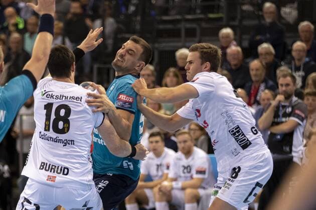 SG Flensburg-Handewitt vs Elverum Handball, Handball, EHF Champions League Gruppenphase, 18.09.19 Michel Jurecki (SG Flensburg-Handewitt, 55) gegen Jonas Burud (Elverum Handball, 18) und Sigvaldi Bjoern Gudjonsson (Elverum Handball, 48) Copyright: xBEAUTIFULxSPORTS MarioxM.xKobergx