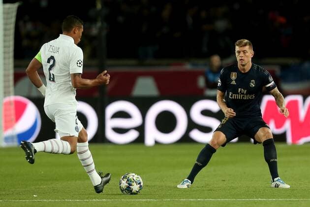 Sport Bilder des Tages Paris, France 18.09.2019, UEFA Champions League, 2019 20 Season, Vorrunde, 1. Spieltag, FC Paris Saint-Germain vs. Real Madrid, Thiago Silva (PSG) und Toni Kroos (Real) im zweikampf, battle for the ball, ( Paris Parc des Princes France eu-images-01062000579