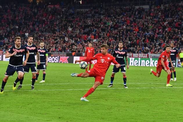 Thomas MUELLER (MÜLLER,Bayern Muenchen) schiesst das Tor zum 3-0 , Aktion.Torschuss . FC Bayern Muenchen-Roter Stern Belgrad Fussball Champions League,Gruppe B, Gruppenphase,1.Spieltag, am 18.09.2019. A L L I A N Z A R E N A. DFL REGULATIONS PROHIBIT ANY USE OF PHOTOGRAPHS AS IMAGE SEQUENCES AND OR QUASI-VIDEO.