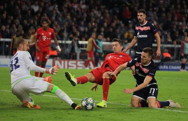 18.09.2019, Champions League, FC Bayern vs Roter Stern Belgrad, Muenchen, Fussball, im Bild: Tor zum 2.0 Robert Lewandowski (FCB),Milan Borjan ( Roter Stern) und Tomane ( Roter Stern) geschlagen, Milos Degenek ( Roter Stern) schaut zu