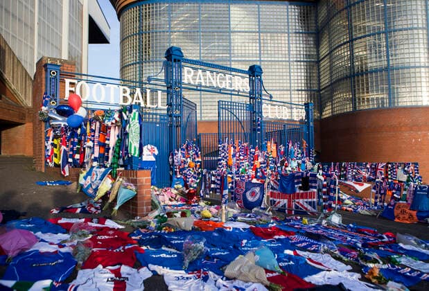 Bilder des Jahres 2019, Sport 09 September Sport Themen der Woche KW38 Sport Bilder des Tages Football - 2019 2020 UEFA Europa League - Group G: Rangers vs. Feyenoord Fans pay tribute to Fernando Ricksen outside Ibrox Stadium COLORSPORT BRUCE WHITE 