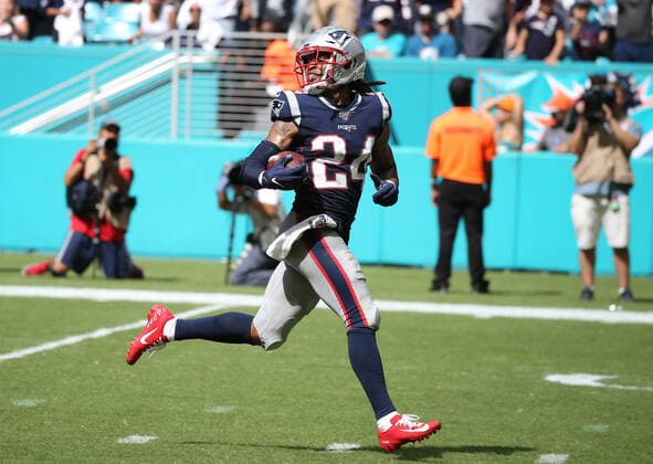 September 15, 2019, Miami Gardens, FL, USA: New England Patriots' Stephon Gilmore (24) looks back after intercepting the ball in the fourth quarter as he out runs Miami Dolphins players on Sunday, Sept. 15 2019 at Hard Rock Stadium in Miami Gardens, Fla. New England Patriots vs. Miami Dolphins - ZUMAm67_ 20190915_zaf_m67_130 Copyright: xCharlesxTrainorxJrx