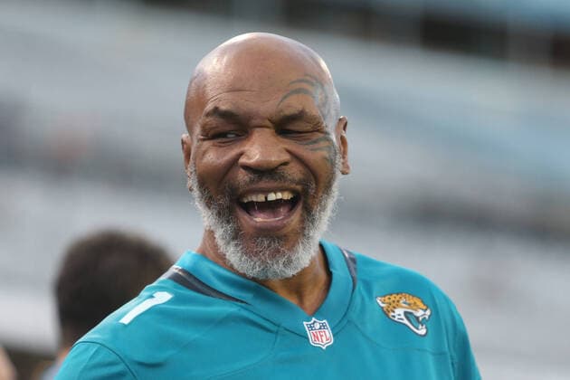 Bilder des Jahres 2019, Sport 09 September Sport Themen der Woche KW38 Sport Bilder des Tages JACKSONVILLE, FL - SEPTEMBER 19: Former boxing champion Mike Tyson looks on during the game between the Tennessee Titans and the Jacksonville Jaguars on September 19, 2019 at TIAA Bank Field in Jacksonville, Fl.(Photo by David Rosenblum Icon Sportswire) NFL, American Football Herren, USA SEP 19 Titans at Jaguars Icon1909191126