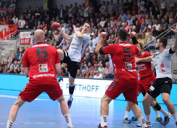 Sven Wesseling (TV Emsdetten 24) gegen v.l. Markus Fuchs (ASV Hamm-Westfalen 6), Jan Brosch (ASV Hamm-Westfalen 5) GER, Handball, 2. Bundesliga, ASV Hamm-Westfalen gegen TV Emsdetten, 20.09.2019 Hamm Copyright: xEIBNER JanxStrohdiekx EP_JSK
