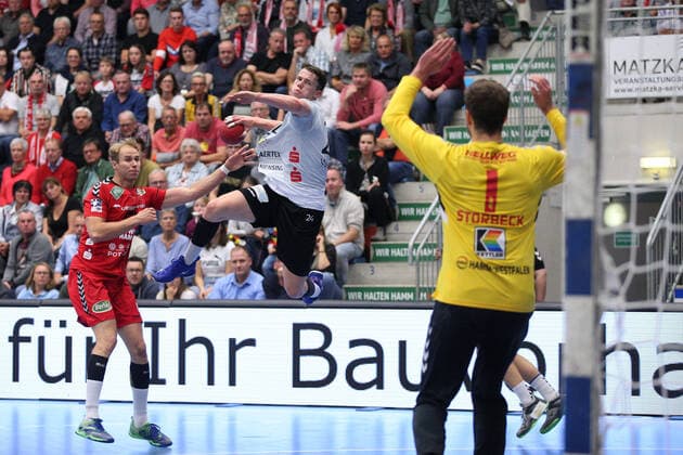 Sven Wesseling (TV Emsdetten 24) vorbei an Stefan Lex (ASV Hamm-Westfalen 13)(links) gegen Felix Storbeck (ASV Hamm-Westfalen 1)(rechts) GER, Handball, 2. Bundesliga, ASV Hamm-Westfalen gegen TV Emsdetten, 20.09.2019 Hamm Copyright: xEIBNER JanxStrohdiekx EP_JSK
