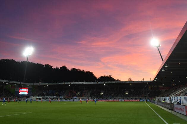 Flutlicht und Abendrot waehrend des Spiels, 1. FC Heidenheim vs. SV Darmstadt 98, 2. Bundesliga, Saison 2019 2020, 7. Spieltag, 20.09.2019, 1. FC Heidenheim vs. SV Darmstadt 98, 2. Bundesliga, Saison 2019 2020, 7. Spieltag, 20.09.2019 Heidenheim an der Brenz