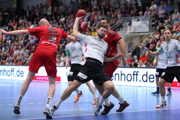 Yannick Draeger (TV Emsdetten 19) gegen Markus Fuchs (ASV Hamm-Westfalen 6)(links) und Jan Brosch (ASV Hamm-Westfalen 5)(rechts) GER, Handball, 2. Bundesliga, ASV Hamm-Westfalen gegen TV Emsdetten, 20.09.2019 Hamm Copyright: xEIBNER JanxStrohdiekx EP_JSK