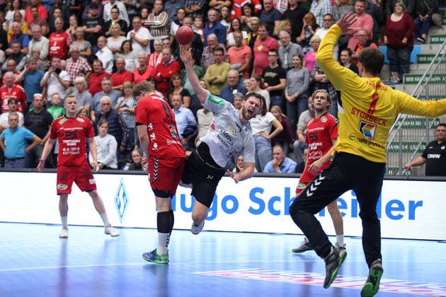 Yannick Draeger (TV Emsdetten 19) vorbei an Jakob Schwabe (ASV Hamm-Westfalen 11)(links) gegen Jakob Schwabe (ASV Hamm-Westfalen 11)(rechts) GER, Handball, 2. Bundesliga, ASV Hamm-Westfalen gegen TV Emsdetten, 20.09.2019 Hamm Copyright: xEIBNER JanxStrohdiekx EP_JSK