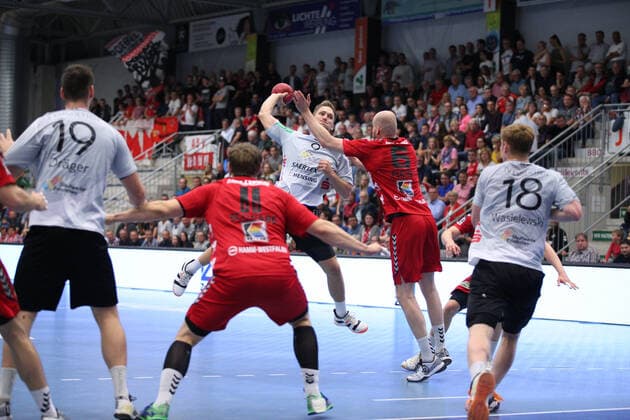Karl Toom (TV Emsdetten 9) gegen Markus Fuchs (ASV Hamm-Westfalen 6)(rechts) GER, Handball, 2. Bundesliga, ASV Hamm-Westfalen gegen TV Emsdetten, 20.09.2019 Hamm Copyright: xEIBNER JanxStrohdiekx EP_JSK