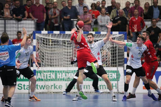 Soeren Suedmeier (ASV Hamm-Westfalen 17) gegen Yannick Draeger (TV Emsdetten 19) GER, Handball, 2. Bundesliga, ASV Hamm-Westfalen gegen TV Emsdetten, 20.09.2019 Hamm Copyright: xEIBNER JanxStrohdiekx EP_JSK