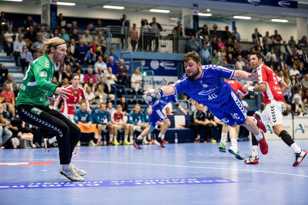 Sport Bilder des Tages 2. Handball-Bundesliga; VfL Gummersbach - HSV Hamburg Aron Rafn Edvardsson ( 28, HSV Hamburg), Jonas Stueber ( 40, VfL Gummersbach), 2. Handball-Bundesliga VfL Gummersbach - HSV Hamburg; Gummersbach, Schwalbe arena Copyright: xBEAUTIFULxSPORTS Wunderlx