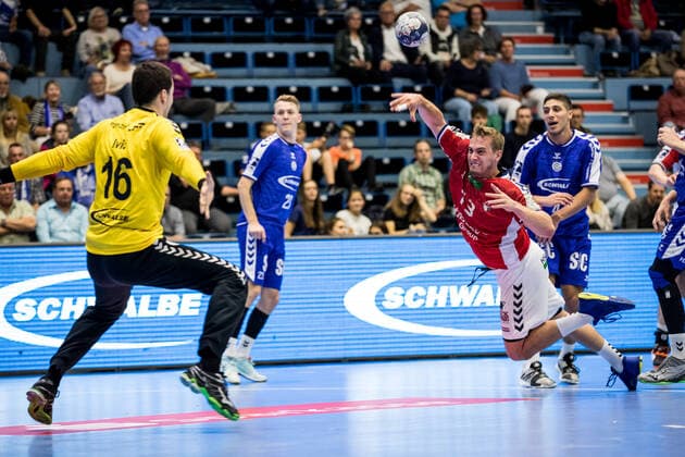 2. Handball-Bundesliga; VfL Gummersbach - HSV Hamburg Filip Ivic ( 16, VfL Gummersbach), Niklas Weller ( 13, HSV Hamburg), 2. Handball-Bundesliga VfL Gummersbach - HSV Hamburg; Gummersbach, Schwalbe arena Copyright: xBEAUTIFULxSPORTS Wunderlx
