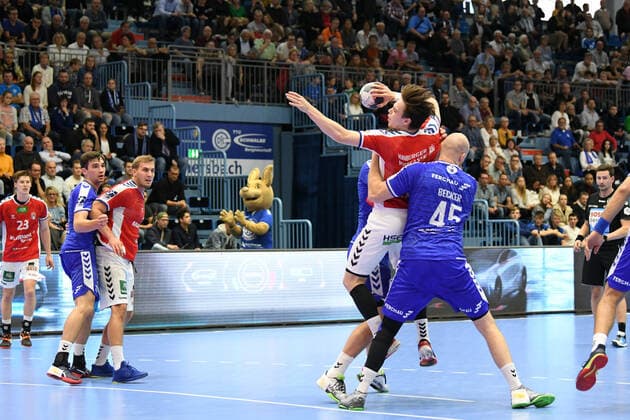 ,7 Leif Tissier ( 7 HSV Hamburg) gegen 45 Alexander Becker ( 45 VfL Gummersbach), ,, VfL Gummersbach - HSV Hamburg, Maenner, 2. Liga, Liqui Moly Handball Bundesliga, 5. Spieltag, 28.08.2019, - VfL Gummersbach - Handball Verein Hamburg, , Handball, Liqui Moly 2. Handball Bundesliga, Maenner, Soielzeit 2019 20 Gummersbach Copyright: xEIBNER JuergenxAugstx EP_JOGI