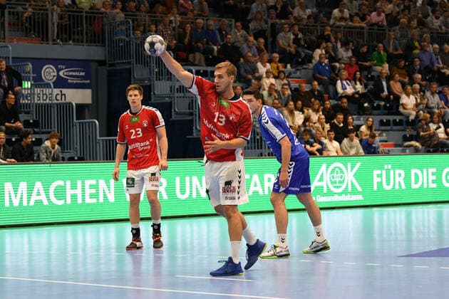 13 Niklas Weller ( 13 HSV Hamburg) beim 7-Meter, , VfL Gummersbach - HSV Hamburg, Maenner, 2. Liga, Liqui Moly Handball Bundesliga, 5. Spieltag, 28.08.2019, - VfL Gummersbach - Handball Verein Hamburg, , Handball, Liqui Moly 2. Handball Bundesliga, Maenner, Soielzeit 2019 20 Gummersbach Copyright: xEIBNER JuergenxAugstx EP_JOGI