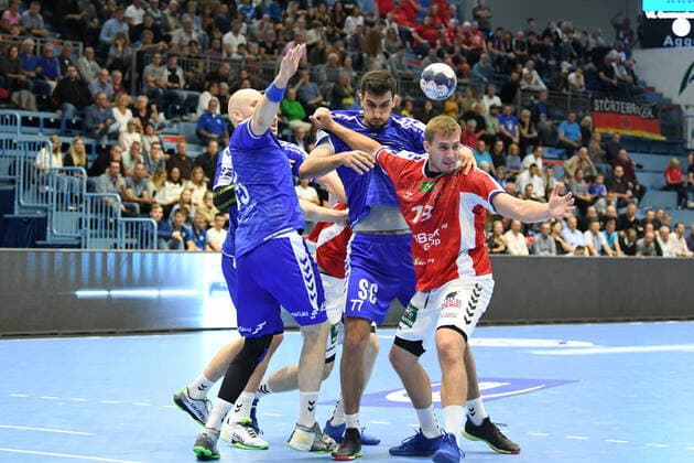 13 Niklas Weller ( 13 HSV Hamburg) gegen 77 Janko Bozovic ( 77 VfL Gummersbach) und 45 Alexander Becker ( 45 VfL Gummersbach), , VfL Gummersbach - HSV Hamburg, Maenner, 2. Liga, Liqui Moly Handball Bundesliga, 5. Spieltag, 28.08.2019, - VfL Gummersbach - Handball Verein Hamburg, , Handball, Liqui Moly 2. Handball Bundesliga, Maenner, Soielzeit 2019 20 Gummersbach Copyright: xEIBNER JuergenxAugstx EP_JOGI