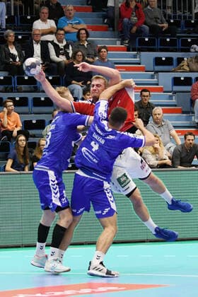 13 Niklas Weller ( 13 HSV Hamburg) gegen 4 Yonathan Dayan ( 4 VfL Gummersbach) und 23 Malte Meinhardt ( 23 VfL Gummersbach), VfL Gummersbach - HSV Hamburg, Maenner, 2. Liga, Liqui Moly Handball Bundesliga, 5. Spieltag, 28.08.2019, - VfL Gummersbach - Handball Verein Hamburg, , Handball, Liqui Moly 2. Handball Bundesliga, Maenner, Soielzeit 2019 20 Gummersbach Copyright: xEIBNER JuergenxAugstx EP_JOGI