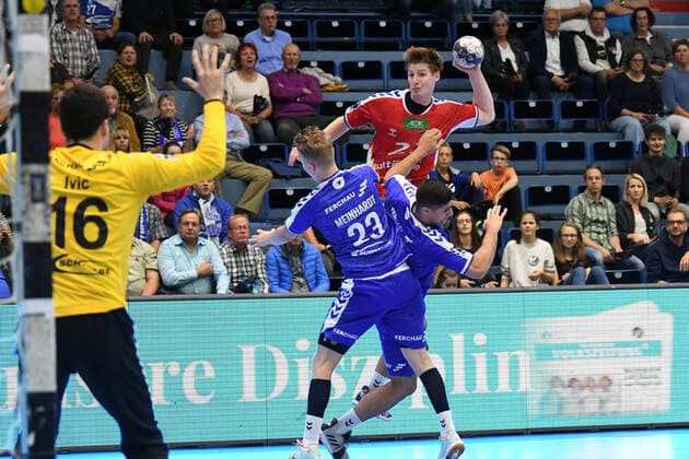 23 Jan Forstbauer ( 23 HSV Hamburg) gegen 4 Yonathan Dayan ( 4 VfL Gummersbach) und 23 Malte Meinhardt ( 23 VfL Gummersbach), , VfL Gummersbach - HSV Hamburg, Maenner, 2. Liga, Liqui Moly Handball Bundesliga, 5. Spieltag, 28.08.2019, - VfL Gummersbach - Handball Verein Hamburg, , Handball, Liqui Moly 2. Handball Bundesliga, Maenner, Soielzeit 2019 20 Gummersbach Copyright: xEIBNER JuergenxAugstx EP_JOGI