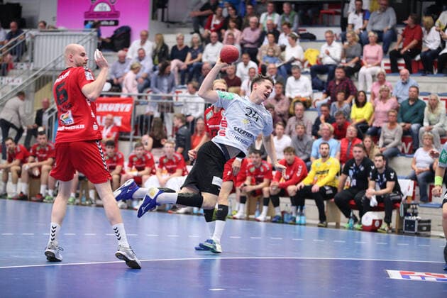 Sven Wesseling (TV Emsdetten 24) vorbei an Markus Fuchs (ASV Hamm-Westfalen 6)(links) und Stefan Lex (ASV Hamm-Westfalen 13)(hinten) GER, Handball, 2. Bundesliga, ASV Hamm-Westfalen gegen TV Emsdetten, 20.09.2019 Hamm Copyright: xEIBNER JanxStrohdiekx EP_JSK