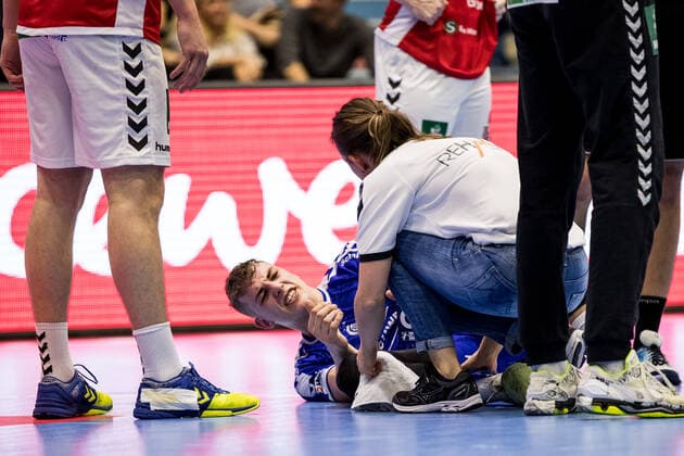 2. Handball-Bundesliga; VfL Gummersbach - HSV Hamburg Luis Villgrattner ( 24, VfL Gummersbach) bleibt nach einem Sturz liegen, 2. Handball-Bundesliga VfL Gummersbach - HSV Hamburg; Gummersbach, Schwalbe arena Copyright: xBEAUTIFULxSPORTS Wunderlx
