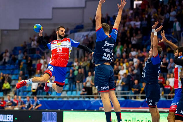 Bietigheim, Deutschland 25. August 2019: 2. BL - 19 20- SG BBM Bietigheim vs. ThSV Eisenach v.li. Andrej Obranovic (Eisenach), Vetle Ronningen (SG BBM Bietigheim), Jan Asmuth (SG BBM Bietigheim) Bietigheim Egetrans Arena Baden-Württemberg Deutschland