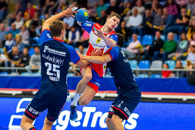Bietigheim, Deutschland 25. August 2019: 2. BL - 19 20- SG BBM Bietigheim vs. ThSV Eisenach v.li. Maximilian Trost (SG BBM Bietigheim), Jonas Ulshöfer Ulshoefer (Eisenach), Dominik Claus (SG BBM Bietigheim) Bietigheim Egetrans Arena Baden-Württemberg Deutschland