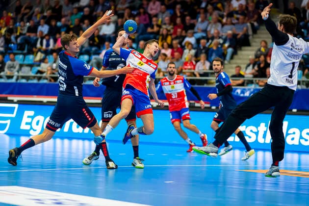 Bietigheim, Deutschland 25. August 2019: 2. BL - 19 20- SG BBM Bietigheim vs. ThSV Eisenach v.li. Maximilian Trost (SG BBM Bietigheim), Jonas Ulshöfer Ulshoefer (Eisenach), Torhueter Jonas Maier (SG BBM Bietigheim) Bietigheim Egetrans Arena Baden-Württemberg Deutschland