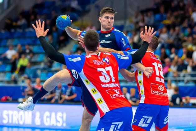Bietigheim, Deutschland 25. August 2019: 2. BL - 19 20- SG BBM Bietigheim vs. ThSV Eisenach v.li. Andrej Obranovic (Eisenach), Vetle Ronningen (SG BBM Bietigheim), Duje Miljak (Eisenach) Bietigheim Egetrans Arena Baden-Württemberg Deutschland