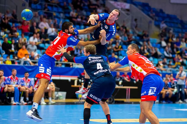 Bietigheim, Deutschland 25. August 2019: 2. BL - 19 20- SG BBM Bietigheim vs. ThSV Eisenach v.li. Marko Racic (Eisenach), Jonas Link (SG BBM Bietigheim), Patrick Rentschler (SG BBM Bietigheim), Duje Miljak (Eisenach) Bietigheim Egetrans Arena Baden-Württemberg Deutschland