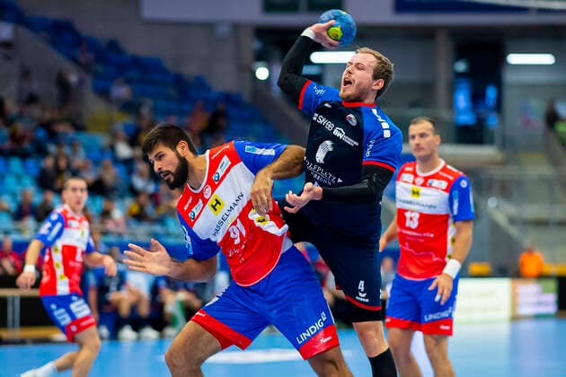 Bietigheim, Deutschland 25. August 2019: 2. BL - 19 20- SG BBM Bietigheim vs. ThSV Eisenach v.li. Marko Racic (Eisenach), Patrick Rentschler (SG BBM Bietigheim) Bietigheim Egetrans Arena Baden-Württemberg Deutschland