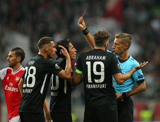 19.09.2019, Fussball UEFA Europa League 2019 2020, Gruppenphase, 1.Spieltag, Eintracht Frankfurt - FC Arsenal, in der Commerzbank-Arena Frankfurt. Dominik Kohr (li., Eintracht Frankfurt) sieht gelb-rote Karte von Schiedsrichter Davide Massa (re., ITA), Makoto Hasebe (2v.l., Eintracht Frankfurt) und David Abraham (2vr., Eintracht Frankfurt) protestieren