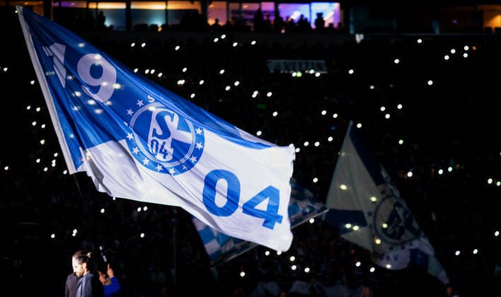 Bilder des Jahres 2019, Sport 09 September Sport Themen der Woche KW38 Gelsenkirchen, 20.09.2019 Schalke Fahne erstrahlt FC Schalke 04 - FSV Mainz 05 DFL regulations prohibit any use of photographs as image sequences and or quasi-video *** Gelsenkirchen, 20 09 2019 Schalke flag shines FC Schalke 04 FSV Mainz 05 DFL regulations prohibit any use of photographs as image sequences and or quasi video