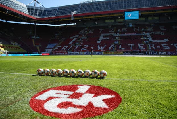 FC Kaiserslautern Logo am Spielfeldrand im Fritz Walter Stadion, Fussball, 3. Liga: 1. FC Kaiserslautern - FC Magdeburg, 9. Spieltag am 21.09.2019, Saison 2019 20 im Fritz Walter Stadion Kaiserslautern, ZmdZ, ** Gemäß den Vorgaben der DFB 3. Liga ist es untersagt, in dem Stadion und oder vom Spiel angefertigte Fotoaufnahmen in Form von Sequenzbildern und oder videoähnlichen Fotostrecken zu verwerten bzw. verwerten zu lassen. DFB 3. Liga regulations prohibit any use of photographs as image sequences and or quasi-video. ** 1. FC Kaiserslautern - FC Magdeburg