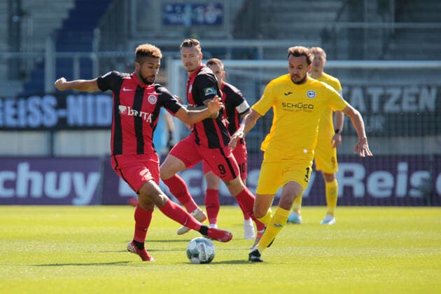 SV Wehen Wiesbaden - DSC Arminia Bielefeld,21.09.2019,GER, im Kyereh Daniel Kofi,(SV Wehen Wiesbaden, 17),Prietl Manuel,(Armenia Bielefeld, 19), , Scherbaum Eibner-Pressefoto Fussball, 2.BL, 7. Spieltag, Saison 2019 20, SV Wehen Wiesbaden, DSC Arminia Bielefeld Wiesbaden Copyright: xEIBNER UlixScherbaumx EP_USM