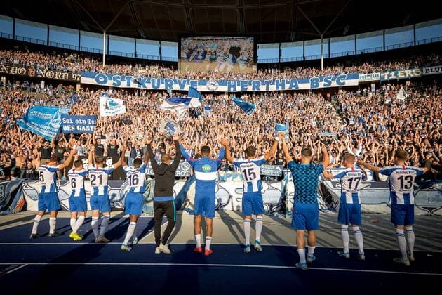 Bilder des Jahres 2019, Sport 09 September Sport Themen der Woche KW38 Sport Bilder des Tages Fussball Berlin 21.09.2019 Saison 2019 2020 1. Bundesliga DFL Hertha BSC Berlin - SC Paderborn Jubel Hertha mit Fans nach dem Spiel *** Soccer Berlin 21 09 2019 Season 2019 2020 1 Bundesliga DFL Hertha BSC Berlin SC Paderborn Jubel Hertha with fans after the match