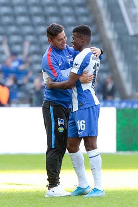 21.09.2019, xtgx, Fussball 1.Bundesliga, Hertha BSC Berlin - SC Paderborn 07 emspor, v.l. Ante Covic (Hertha, Trainer), Javairo Dilrosun (Hertha) Jubel über den Sieg, Jubel nach Spielende (DFL DFB REGULATIONS PROHIBIT ANY USE OF PHOTOGRAPHS as IMAGE SEQUENCES and or QUASI-VIDEO) Berlin