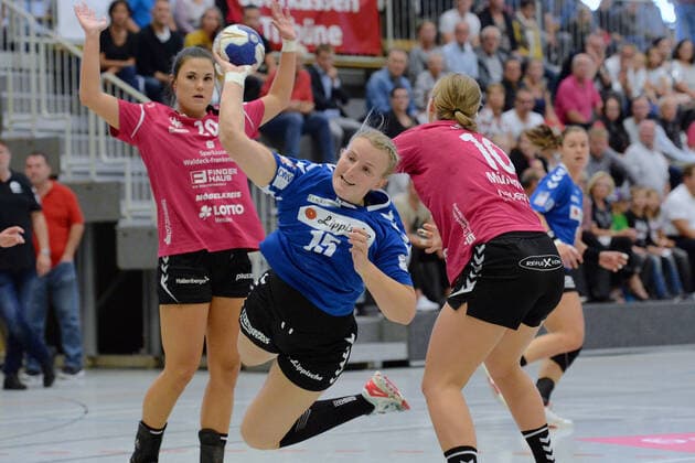 Celine Michielsen (HSG Blomberg-Lippe) beim Wurf; Maxime Struijs (HSG Bad Wildungen Vipers) (L), Maxi Muehlner (HSG Bad Wildungen Vipers) (R) ,GER, HSG Bad Wildungen Vipers - HSG Blomberg-Lippe, Handball, 1. Bundesliga Frauen, 21.09.2019, GER, HSG Bad Wildungen Vipers - HSG Blomberg-Lippe, Handball, 1. Liga Frauen, 21.09.2019 Bad Wildungen Copyright: xEIBNER RolandxSippelx EP_RSL