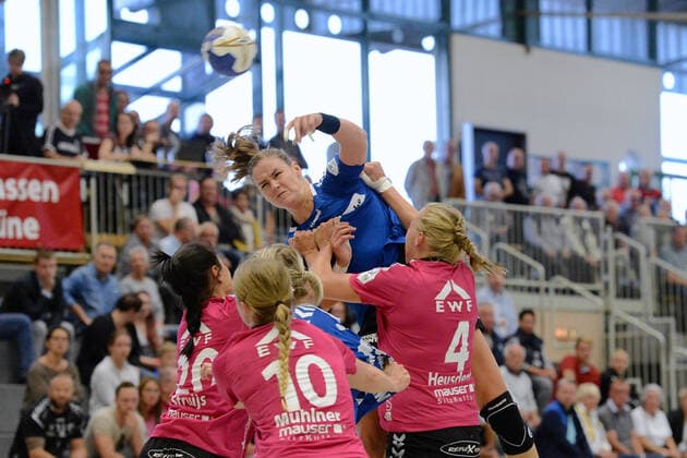 Tessa van Zijl (HSG Blomberg-Lippe) beim Wurf; Maxime Struijs (HSG Bad Wildungen Vipers), Maxi Muehlner (HSG Bad Wildungen Vipers), Sabine Heusdens (HSG Bad Wildungen Vipers) (L-R) im Block ,GER, HSG Bad Wildungen Vipers - HSG Blomberg-Lippe, Handball, 1. Bundesliga Frauen, 21.09.2019, GER, HSG Bad Wildungen Vipers - HSG Blomberg-Lippe, Handball, 1. Liga Frauen, 21.09.2019 Bad Wildungen Copyright: xEIBNER RolandxSippelx EP_RSL