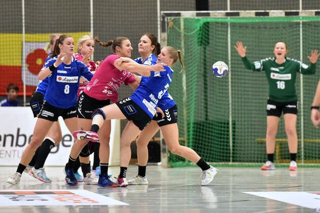 Maria Ines Da Silva Pereira (HSG Bad Wildungen Vipers) (M) spielt den Ball; Laura R?ffieux (HSG Blomberg-Lippe) (R), Tessa van Zijl (HSG Blomberg-Lippe) (L), Merle Heidergott (HSG Blomberg-Lippe) (hinten), Melanie Veith (Torfrau HSG Blomberg-Lippe) (R, hinten) ,GER, HSG Bad Wildungen Vipers - HSG Blomberg-Lippe, Handball, 1. Bundesliga Frauen, 21.09.2019, GER, HSG Bad Wildungen Vipers - HSG Blomberg-Lippe, Handball, 1. Liga Frauen, 21.09.2019 Bad Wildungen Copyright: xEIBNER RolandxSippelx EP_RSL