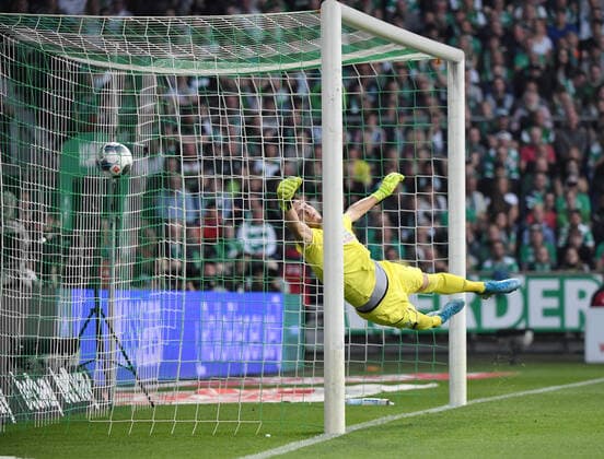 21.09.2019, Fussball GER, Saison 2019 2020, 1. Bundesliga, 5. Spieltag, SV Werder Bremen - RB Leipzig, Marcel Sabitzer (RB Leipzig), nicht auf dem Bild, erzielt mit einem freistoss das Tor zumm 0:2, Torwart Jiri Pavlenka (Werder Bremen) streckt sich vergeblich *** 21 09 2019, soccer GER, season 2019 2020, 1 Bundesliga, 5 matchday, SV Werder Bremen RB Leipzig, Marcel Sabitzer RB Leipzig , not in the picture, scored with a free kick the goal to 0 2, goalkeeper Jiri Pavlenka Werder Bremen stretches himself in vain Team2