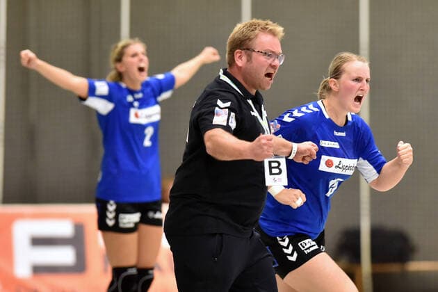 Jubel, Freude nach dem Sieg; Steffen Birkner (Trainer HSG Blomberg-Lippe) (vorne), Laura R?ffieux (R) und Kira Schnack ,GER, HSG Bad Wildungen Vipers - HSG Blomberg-Lippe, Handball, 1. Bundesliga Frauen, 21.09.2019, GER, HSG Bad Wildungen Vipers - HSG Blomberg-Lippe, Handball, 1. Liga Frauen, 21.09.2019 Bad Wildungen Copyright: xEIBNER RolandxSippelx EP_RSL