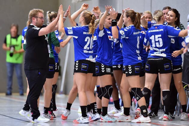 Steffen Birkner (Trainer HSG Blomberg-Lippe) (L) mit dem Team; Tessa van Zijl (M) ,GER, HSG Bad Wildungen Vipers - HSG Blomberg-Lippe, Handball, 1. Bundesliga Frauen, 21.09.2019, GER, HSG Bad Wildungen Vipers - HSG Blomberg-Lippe, Handball, 1. Liga Frauen, 21.09.2019 Bad Wildungen Copyright: xEIBNER RolandxSippelx EP_RSL