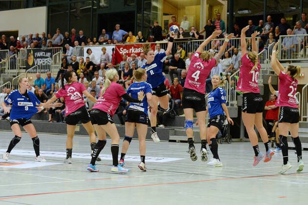 Tessa van Zijl (HSG Blomberg-Lippe) beim Wurf; Sabine Heusdens (HSG Bad Wildungen Vipers), Maxi Muehlner (HSG Bad Wildungen Vipers) und Jana Scheib (HSG Bad Wildungen Vipers) (L-R) im Blocj ,GER, HSG Bad Wildungen Vipers - HSG Blomberg-Lippe, Handball, 1. Bundesliga Frauen, 21.09.2019, GER, HSG Bad Wildungen Vipers - HSG Blomberg-Lippe, Handball, 1. Liga Frauen, 21.09.2019 Bad Wildungen Copyright: xEIBNER RolandxSippelx EP_RSL