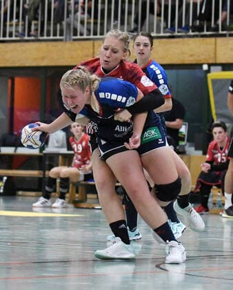 Alisa Pester ( 28, BSV Sachsen Zwickau) stoppt Stefanie Schoeneberg ( 2, SG H2KU Herrenberg), SG H2KU Herrenberg vs. BSV Sachsen Zwickau, 2. Handball Bundesliga Frauen, 3. Spieltag, Saison 19 20, 121.09.2019, SG H2KU Herrenberg vs. BSV Sachsen Zwickau, 2. Handball Bundesliga Frauen, 3. Spieltag, Saison 19 20, 121.09.2019 Dettingen an der Erms
